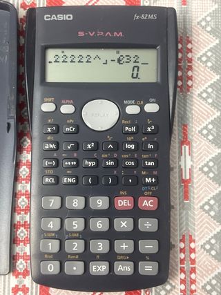 Calculadora Científica Casio fx-82MS