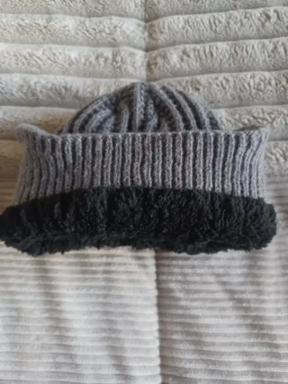 Gorro de lana gris con forro polar