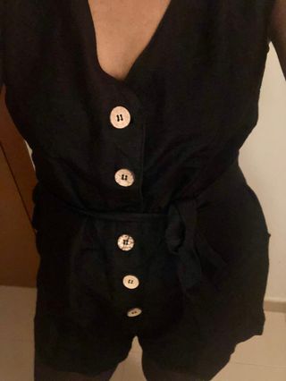 Mono Negro Cinturón con Escote en V