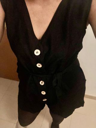 Mono Negro Cinturón con Escote en V