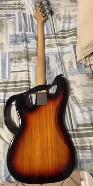 Basso elettrico con custodia