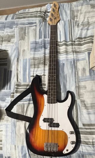 Basso elettrico con custodia