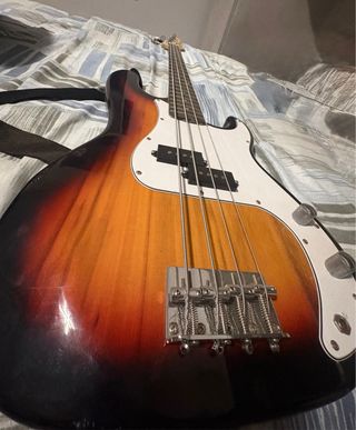 Basso elettrico con custodia