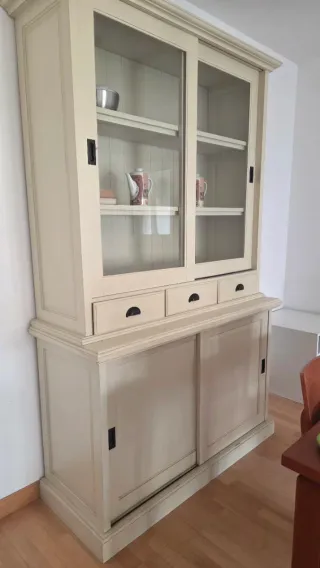 Muebles de salón con vitrina y puertas