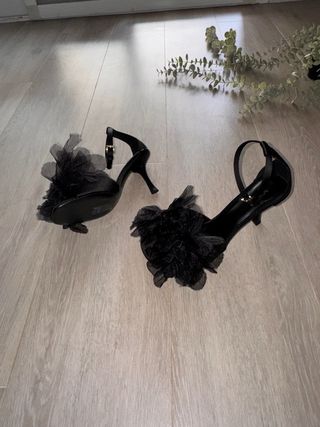 Sandalias de tacón con flor negra