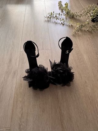 Sandalias de tacón con flor negra