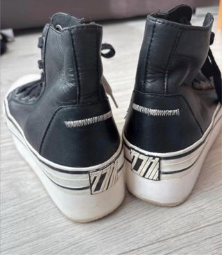 Zapatos plataforma negros y blancos