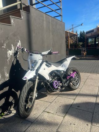 Rieju MRT Supermotard Blanca y Morada