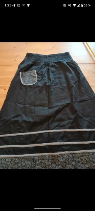 Falda étnica negra con bordados