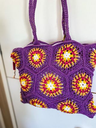 Bolso tejido a mano.