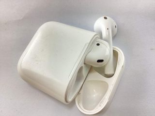 in-ear apple airpods 2 gen