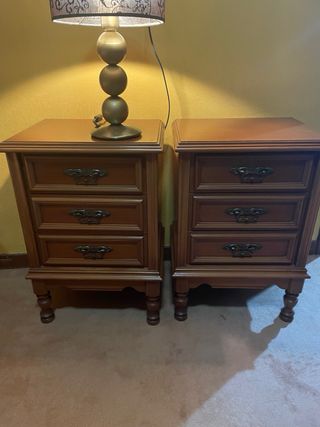 Mesita de noche de madera y metal