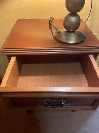 Mesita de noche de madera y metal