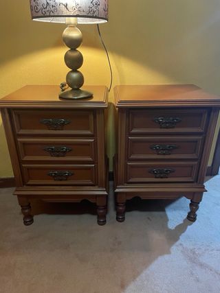 Mesita de noche de madera y metal