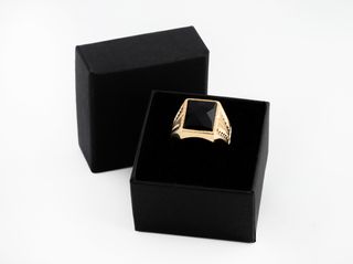 sello oro 18k con piedra con onix