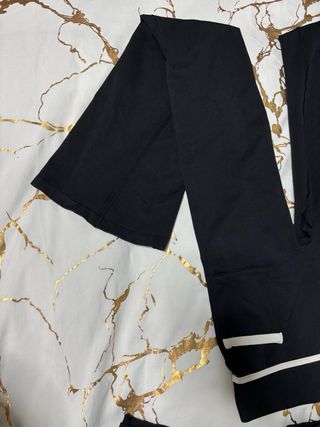 Conjunto deportivo negro y blanco