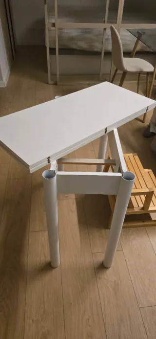 Mesa plegable blanca y madera