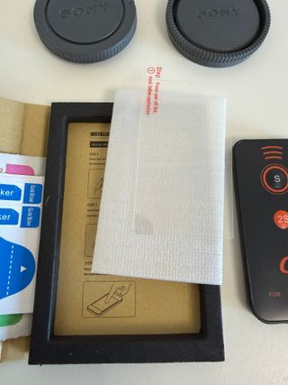 Accesorios Sony Alpha: Protector y Mando