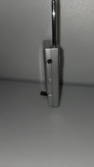 Radio Sanyo de bolsillo plateada