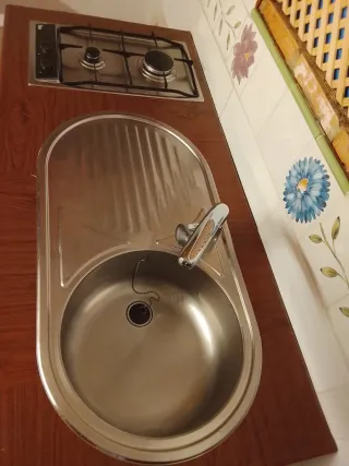 Cocina y fregadero con grifo