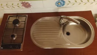 Cocina y fregadero con grifo