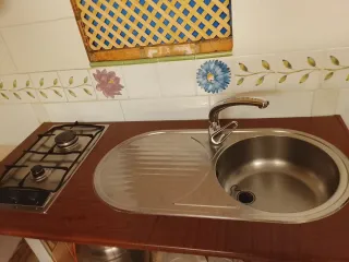 Cocina y fregadero con grifo