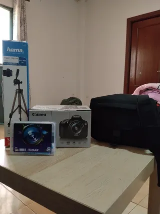 Fotocamera Canon EOS 2000D + Obiettivo EF-S 18-55mm