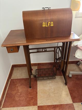 Máquina de coser antigua Alfa