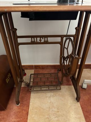 Máquina de coser antigua Alfa