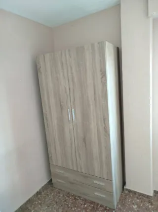 Armario blanco y marrón