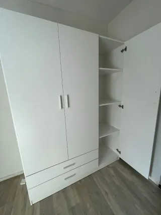 Armario blanco y marrón