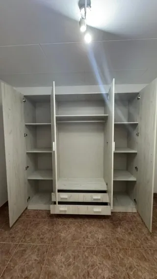 Armario blanco y marrón