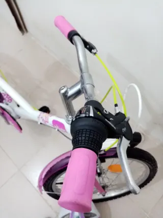 Bicicleta Btwin Niña 20 "Rosa y Blanca + Casco