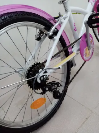 Bicicleta Btwin Niña 20 "Rosa y Blanca + Casco