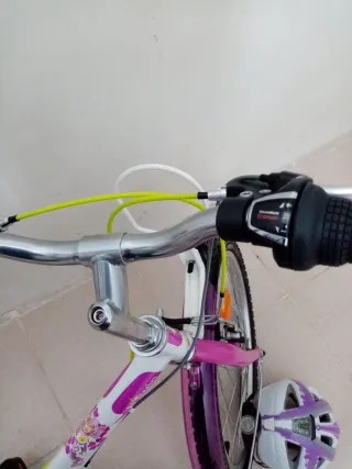 Bicicleta Btwin Niña 20 "Rosa y Blanca + Casco