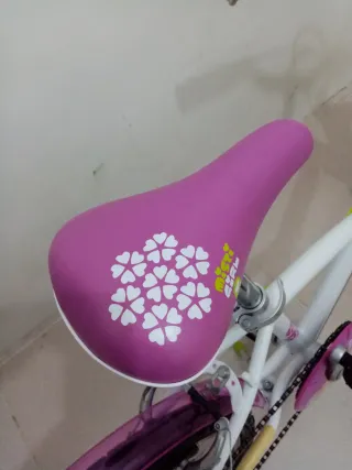 Bicicleta Btwin Niña 20 "Rosa y Blanca + Casco