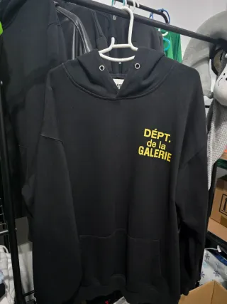 Sudadera Negra con Estampado Dépt. de la Galerie