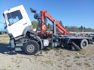 Camión Mercedes con grúa y murtilif
