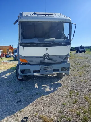 Camión Mercedes con grúa y murtilif