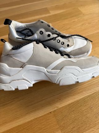 Zapatillas deportivas grises y blancas