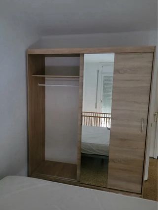 Armario modular blanco con espejo
