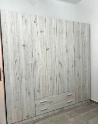 Armario modular blanco con espejo