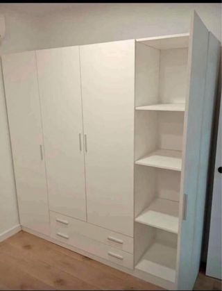 Armario modular blanco con espejo