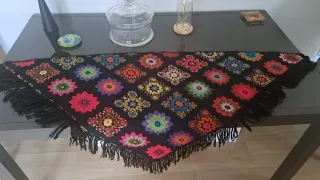 Mantón triangular bordado