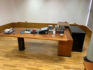 Escritorio de madera marrón