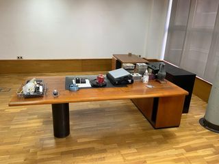 Escritorio de madera marrón