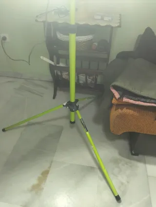 2 Trípodes con 4 Focos LED