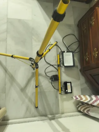 2 Trípodes con 4 Focos LED