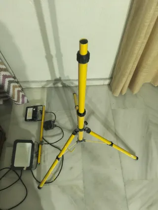 2 Trípodes con 4 Focos LED
