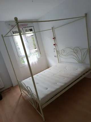 Cama metálica con Dosel 140x190cm. Futón aparte.